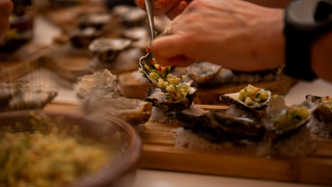 Feestelijke streekhapjes en Hagelandse wijnen